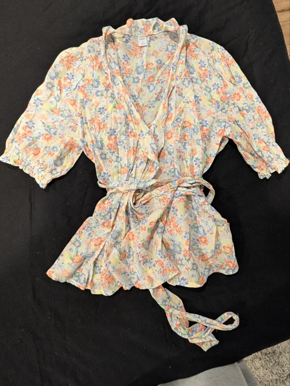 Old Navy Floral Tie-Waist Wrap Top in Cream, Coral & Blue
